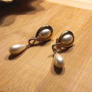 VINTAGE NWT NEW UNUSED VINTAGE PEARL AND GOLD DANGLES CLIP ON EARRINGS